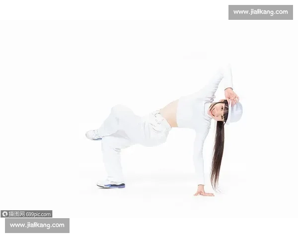 泳池少女即兴街舞燃爆全场！泳装与地板动作的无缝切换太惊艳